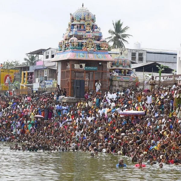 கும்பகோணம் மகாமக குளத்தில் பல்லாயிரக்கணக்கானோர் புனித நீராடல்