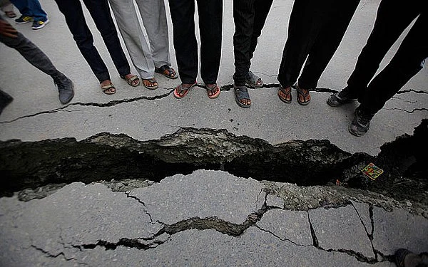நேபாளம் நிலநடுக்கம் ஏன்? அதிர வைக்கும் தகவல்கள்!
