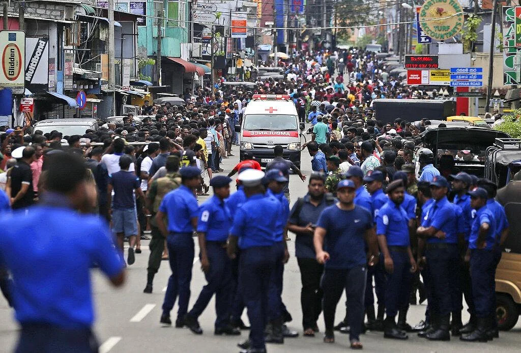 முதல் குண்டு முதல் ட்ரம்ப்பின் சர்ச்சை ட்வீட் வரை...! இலங்கை குண்டுவெடிப்பின் 16 மணி நேர தொகுப்பு