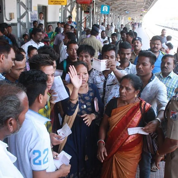 ரயிலுக்கு உள்ளே ஏறவிடலை..! - ஓட்டு போட ஊருக்கு செல்ல முடியாமல் தவித்த அஸ்ஸாம் தொழிலாளர்கள்