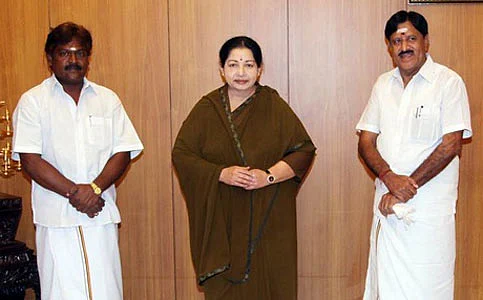 ஜெயலலிதாவுடன் 2 தேமுதிக எம்.எல்.ஏ.க்கள் நேரில் சந்தித்து பாராட்டு!