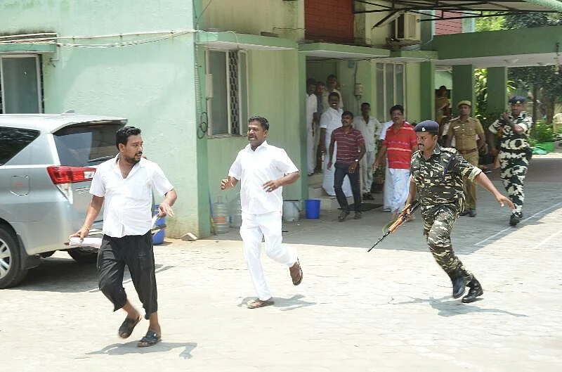 முக்கிய ஆவணங்களை எடுத்து ஓடிய விஜயபாஸ்கர் கார் டிரைவர்! நையபுடைத்தது சிஆர்பிஎப்