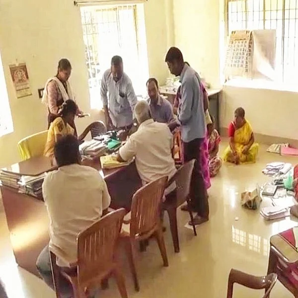 தாலிக்குத் தங்கம் வழங்க லஞ்சம் - கடலூரில் இரண்டு பெண் அதிகாரிகள் கைது