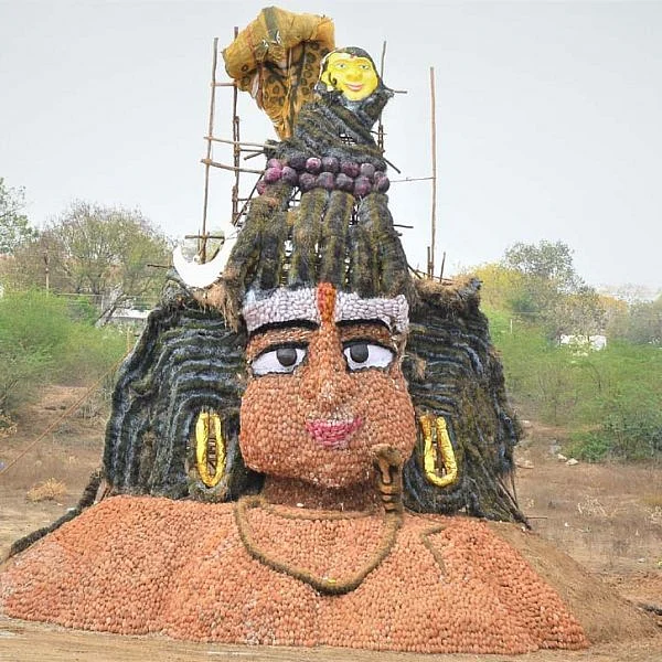 லட்சம் தேங்காய்கள் கொண்டு உருவாக்கப்பட்ட பிரமாண்ட சிவன்... கீளப்பட்டு கிராமத்தில் பரவசம்!