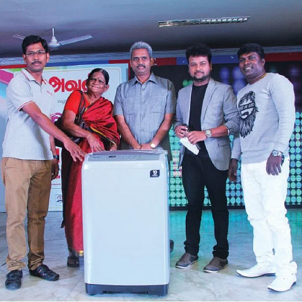 குவிந்த வாசகிகள்... அதிர்ந்த அரங்கம்!