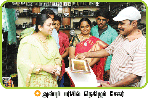 ஆசை - பச்சைக் கிளிகள் தோளோடு...