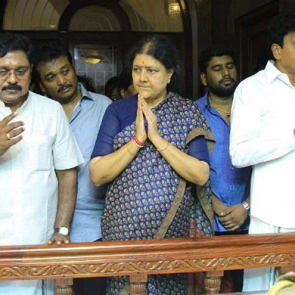 `` 6 எம்.எல்.ஏ-க்களும்... எக்கச்சக்க ஆஸ்தியும்" - சசிகலா குடும்ப உறவுகள் குழிபறிக்கக் காரணம் என்ன?!