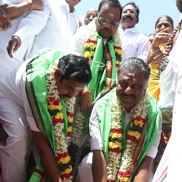 எம்.ஜி.ஆர் நினைவு வளைவு - முதல்வர், துணை முதல்வர் அடிக்கல் நாட்டினர்