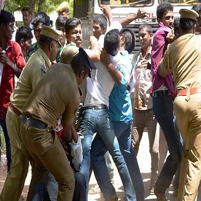 போலீசார் - இந்திய மாணவர் சங்கத்தினரிடையே மோதல்!