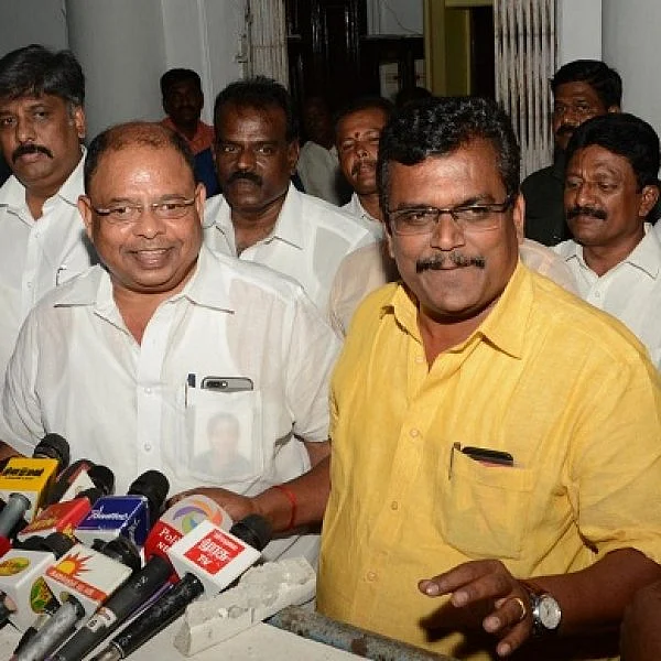 டெல்லி பறக்கின்றனர் தினகரன் ஆதரவு எம்.எல்.ஏ-க்கள் - நாளை குடியரசுத் தலைவருடன் சந்திப்பு
