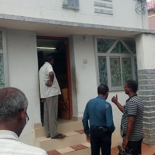 ரகசிய கண்காணிப்பில் வீட்டில் சிக்கிய ஒரு டன் குட்கா! - தப்பியோடிய ஓனரைத் தேடும் போலீஸ்