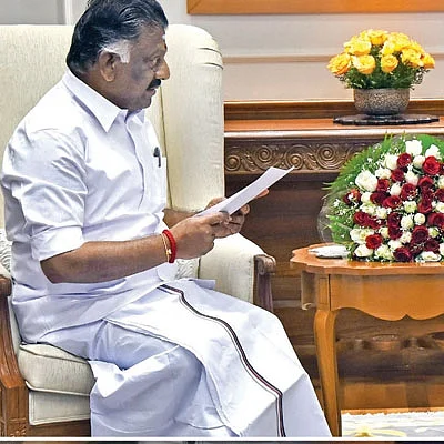 மிஸ்டர் கழுகு: பன்னீரின் டெல்லி பன்ச் டயலாக்!