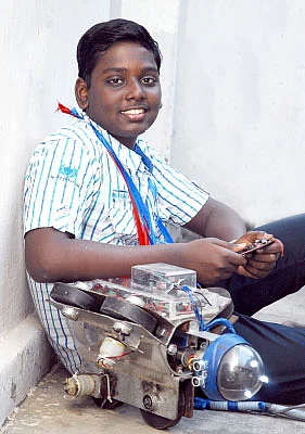 ஊர்ந்து செல்லும் உலோகத் தோழன்!