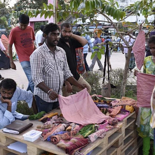 சென்னை பெரம்பூரில் நடைபெற்ற விழிப்பு உணர்வு 'குப்பைத் திருவிழா'... படங்கள் : ரா.திலீப்குமார்