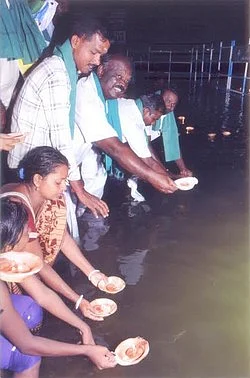 சம்பா நெற்பயிரை காக்கக்கோரி காவிரியில் வினோத வேண்டுதல்!