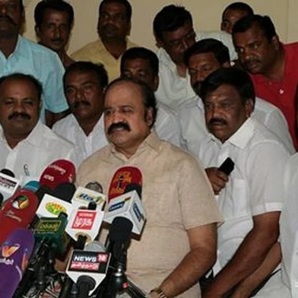 இந்தி கற்கும் ஈ.பி.எஸ், ஓ.பி.எஸ்!- கலகலத்த புகழேந்தி