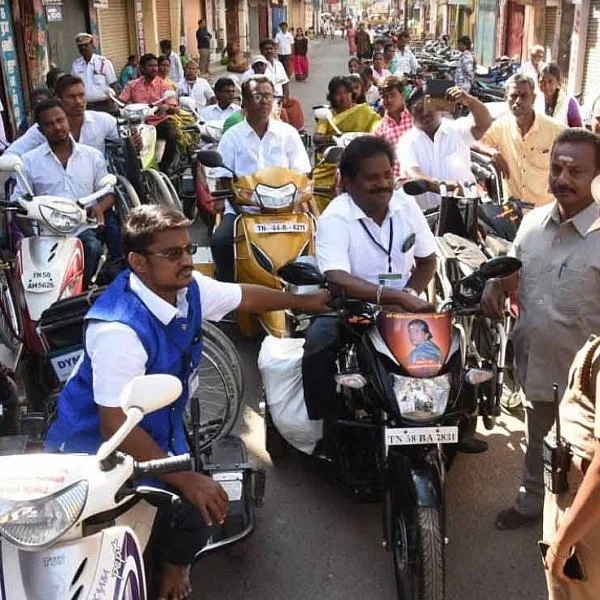 ``எங்க வாழ்க்கையிலயே இதுதான் முதல்முறை!" - மதுரை மீனாட்சி அம்மன் கோயிலுக்கு வந்த மாற்றுத்திறனாளிகள் நெகிழ்ச்சி