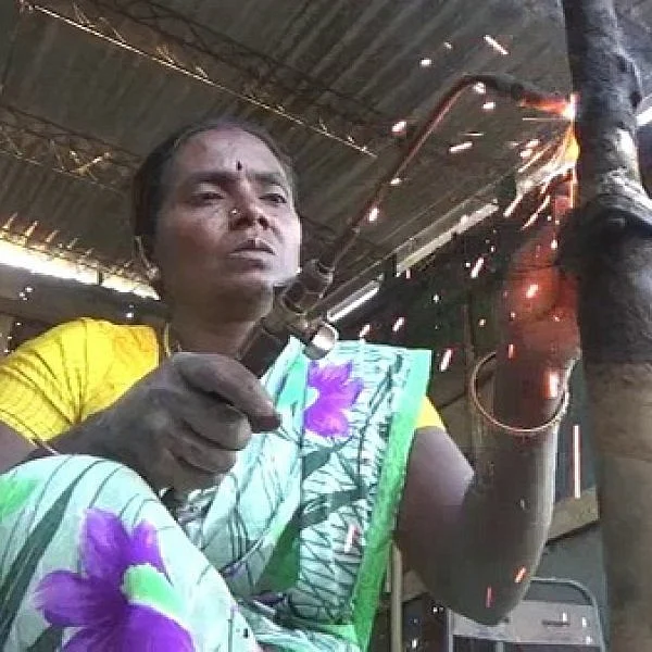`லாரி டயர்களைக் கழற்றிக் கழற்றி கையெல்லாம் காச்சுப் போயிடுச்சு' - `பஞ்சர் கடை' கண்மணி அக்கா