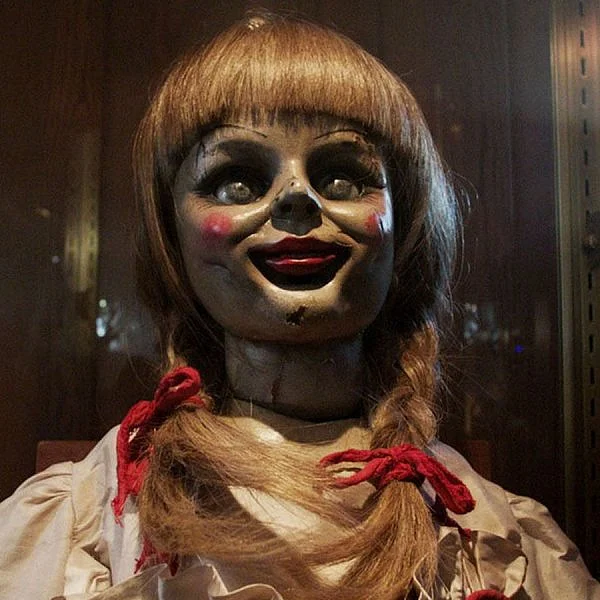 `மற்ற கொடூர ஆவிகளுக்கு அனபெல் ஒரு வழிகாட்டி!' - திகிலூட்டும் #AnnabelleComesHome டிரெய்லர்