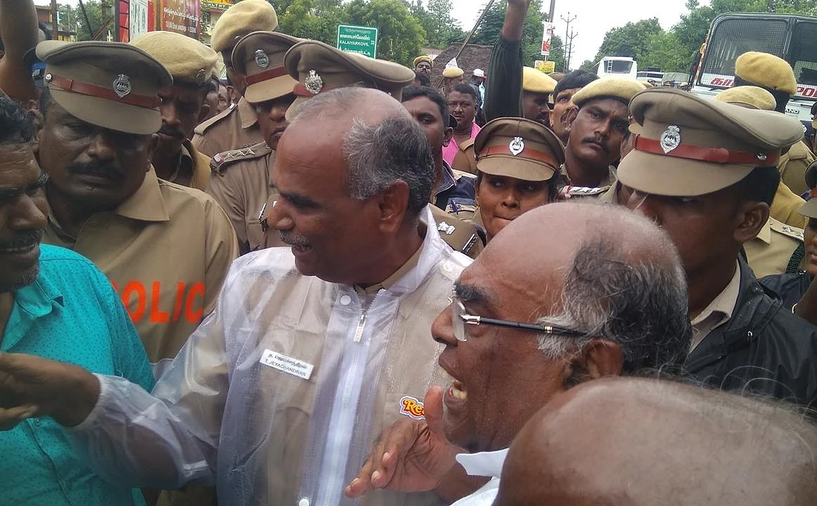 `கெமிக்கல் ஆலையை மூடுங்கள்!’ - கொந்தளிக்கும் காரைக்குடி மக்கள்