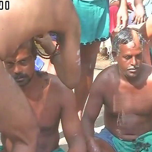 அரைமொட்டை அடித்து போராட்டத்தை தொடரும் விவசாயிகள்