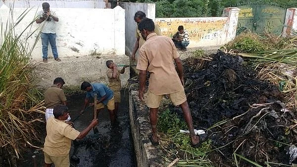 பாதுகாப்பு உபகரணம் இல்லாமல் சாக்கடை சுத்தம் செய்யும் ஊழியர்கள்! நெல்லை மாநகராட்சியின் அவலம்