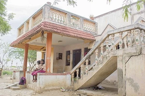 ''என் புள்ளைக்கு விடிவுகாலம் பொறந்திருச்சு!'' - கலங்கி நெகிழும் தடகள வீரர் லட்சுமணன் தாய் #VikatanExclusive