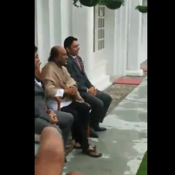 லுங்கி டான்ஸ் ஆடி அசத்திய ரிசார்ட் ஊழியர்கள்!- உட்கார்ந்து கைத்தட்டி ரசித்த ரஜினி