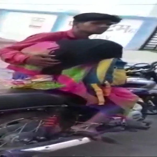 இறந்த தாயின் உடலை இருசக்கர வாகனத்தில் எடுத்துச் சென்ற மகன்!