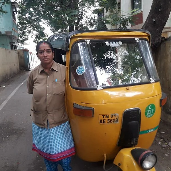 ''செருப்பில்லாம நடக்குற ஸ்கூல் குழந்தைகளை உடனே ஏத்திப்பேன்'' - ஆட்டோ ஓட்டுநர் ராஜீ அசோக்