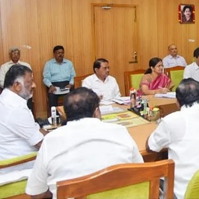 வர்தா புயல் பாதிப்பு- அமைச்சர்கள், அதிகாரிகளுடன் முதல்வர் ஓபிஎஸ் ஆலோசனை