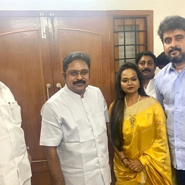 `வாங்க மாஸ்டர்'னு சொன்னதும் புல்லரித்துவிட்டது!' - தினகரன் கட்சியில் இணைந்த கலா