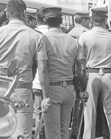 “உங்க எல்லோரையும் ரேப் பண்ணிடுவேன்!” - காக்கிகளின் காட்டு தர்பார்