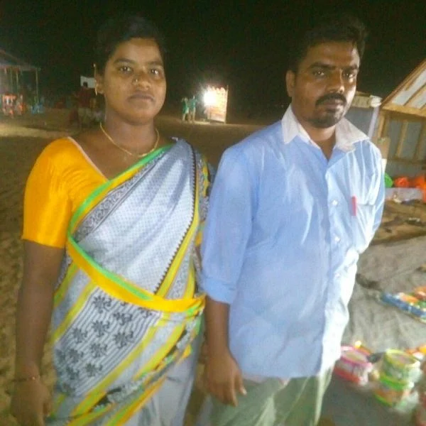 `என்ன மிஞ்சி இருக்கோ அதை வெச்சுதான் வியாபாரம்!’ - விளையாட்டுப் பொருள் விற்கும் ஆயிஷா
