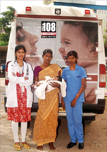 அவசர உதவிக்கு 108! உயிர்காக்கும் ஆம்புலன்ஸ் 'சேவை’