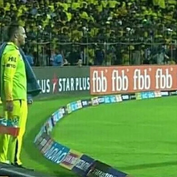 தண்ணீர் பாட்டில்கள் சுமந்த தென்னாப்பிரிக்க அணி கேப்டன் டுப்லெஸி!