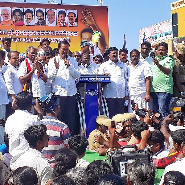 அ.தி.மு.க கோஷ்டி பூசலில் சிக்கித்தவிக்கும் கடலூர் பா.ம.க வேட்பாளர்!