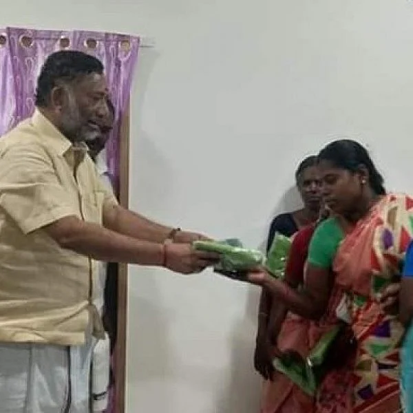 இரட்டைஇலைச் சின்னம் பதித்த சேலைகள்; ஆரத்திக்கு 500 ரூபாய் - கண்டுகொள்ளாதத் தேர்தல் ஆணையம்!