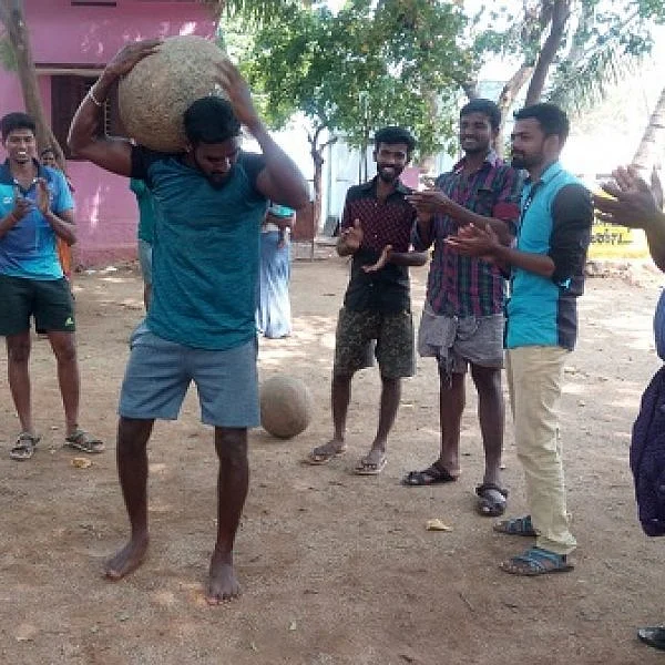 'பொங்கல் பண்டிகைக்காக இளவட்டக்கல் தூக்கும் பயிற்சி!' - ஆர்வத்துடன் பங்கேற்கும் பெண்கள்