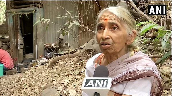 `என்னை முட்டாள், பைத்தியம் என்கிறார்கள்!'- மின்சாரமின்றி 79 ஆண்டுகளாக வாழும் பேராசிரியை
