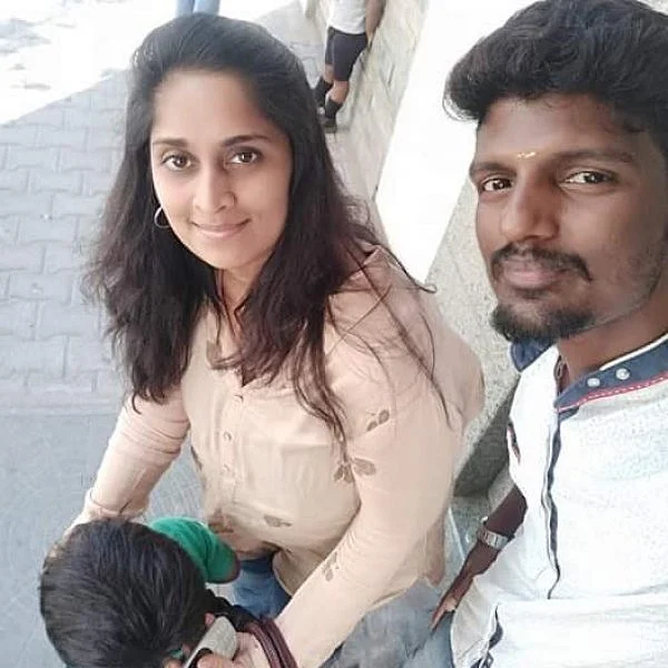 ஷாலினி கையிலிருந்த மொபைலை கண்டு ஆச்சர்யப்பட்ட ரசிகர்கள்!