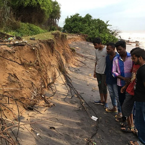 கடல் சீற்றத்தால் இடுகாட்டிலிருந்து அடித்துச்செல்லப்படும் உடல்கள்!
