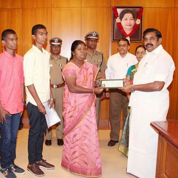பெரியபாண்டியன் குடும்பத்துக்கு ஒரு கோடி ரூபாய்க்கான காசோலையை வழங்கினார் எடப்பாடி பழனிசாமி!
