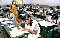 தேர்வு எழுதும் மாணவர்கள்