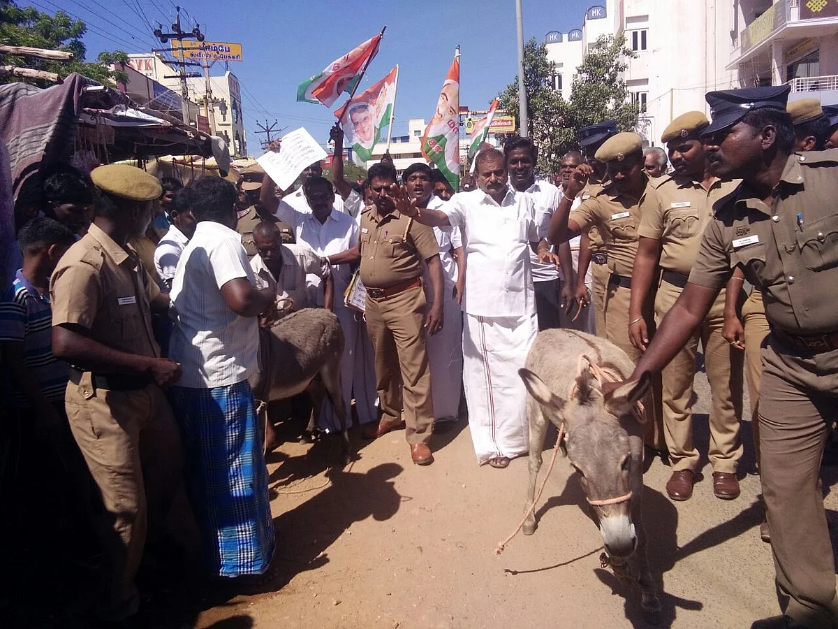 'கழுதையைப் பார்த்தாவது யோகம் வரட்டும்' - போராட்டத்தில் போலீஸை அதிரவைத்த கட்சி