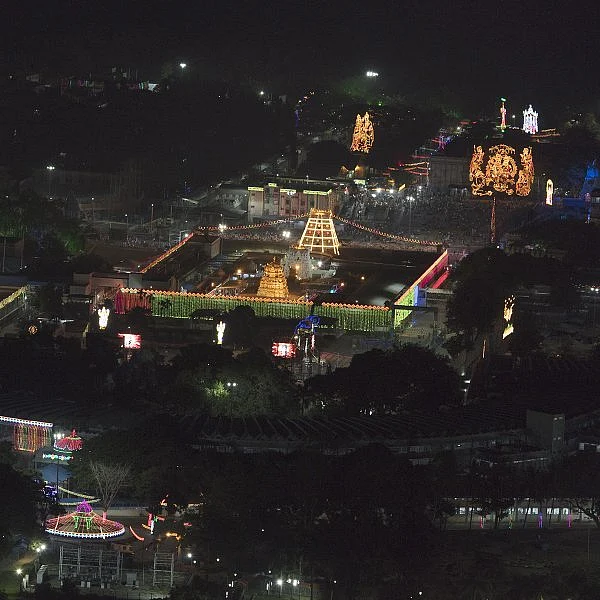 கருடக்கொடியேற்றத்துடன் நாளைத் தொடங்குகிறது... திருப்பதி பிரம்மோற்சவம்! #VikatanPhotoStory