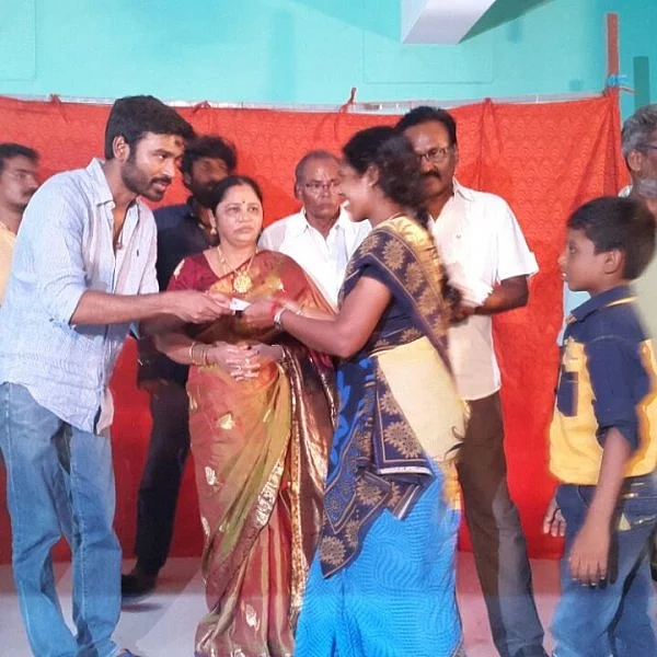 125 விவசாய குடும்பங்களுக்கு தலா 50 ஆயிரம் ரூபாய் ! - நெகிழ வைத்த தனுஷ்!
