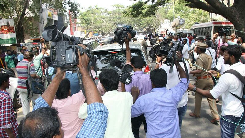 அமைச்சர்களின் நிழல் மனிதர்கள் தலைமறைவு! - ஐ.டி-க்கு அல்வா கொடுக்க அதிரடி #VikatanExclusive