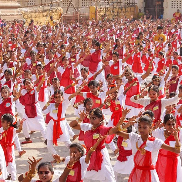 சிதம்பரம் நடராஜர் கோயிலில் மகா சிவராத்திரியை முன்னிட்டு ஒரே நேரத்தில் 7500 பேர் நடனமாடி கின்னஸ் சாதனை படைத்த பரத கலைஞர்கள்!