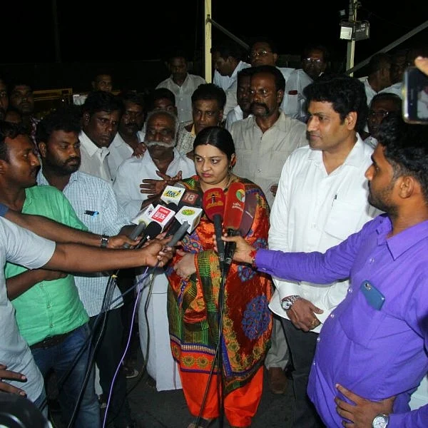 "தமிழக அரசுக்குத் திராணி இல்லை" - குற்றம் சாட்டும் தீபா!